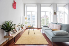 Bonjardim Studio w/ Balcony by LovelyStay